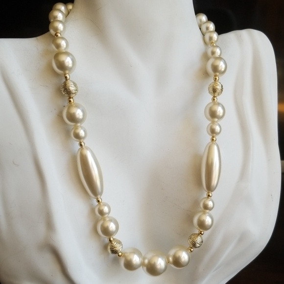 Vintage Faux Pearl and Goldtone Bead Necklace - Picture 7 of 8